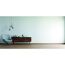 Wohnzimmer mit hellblau gestrichener Wand, Sessel und Kommode