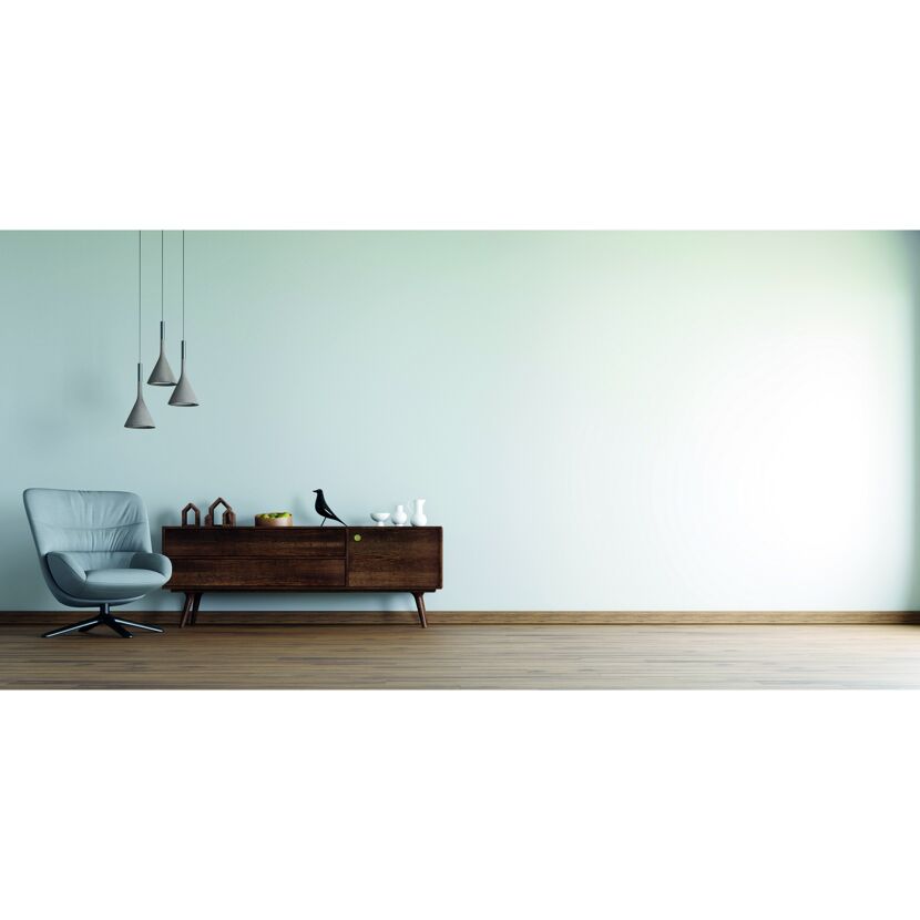 Wohnzimmer mit hellblau gestrichener Wand, Sessel und Kommode