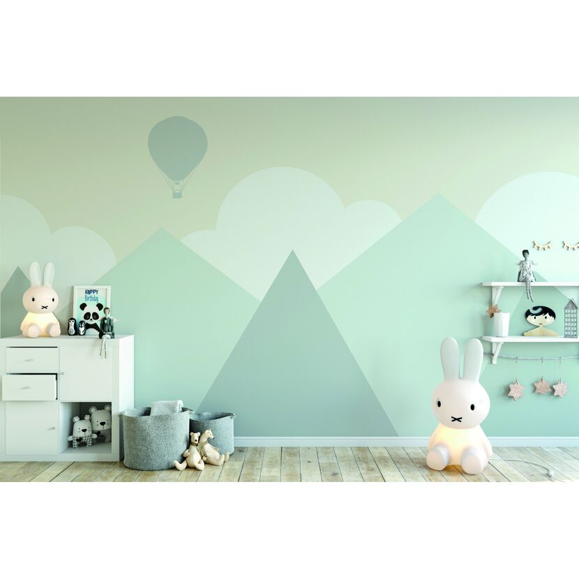 Kinderzimmer mit Hasenlampe und Wandbild Heißluftballon