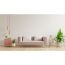 Rosa Sofa in einem Wohnzimmer mit Topfpflanzen.