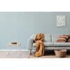 Gemütliches Wohnzimmer mit grauem Sofa, Beistelltisch und Deko