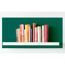 Bücherregal mit Kochbüchern vor grüner Wand