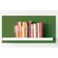 Bücherregal mit Kochbüchern vor grüner Wand