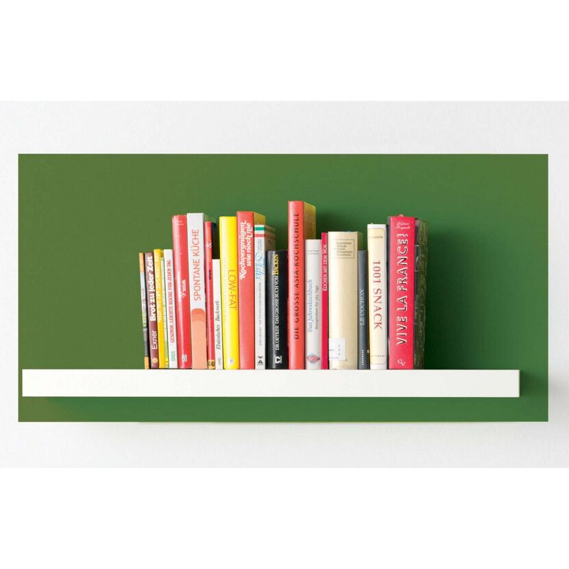Bücherregal mit Kochbüchern vor grüner Wand
