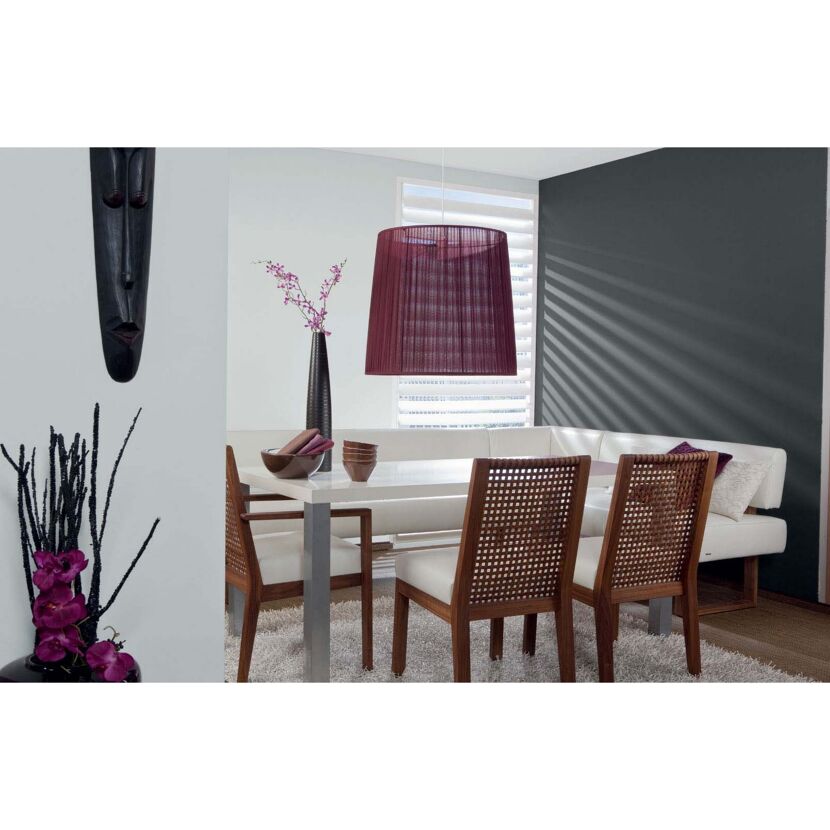 Esszimmer mit grauer Wand und violetter Lampe