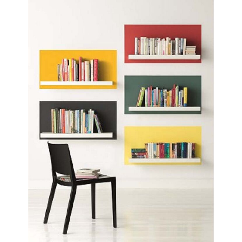 Bunte Wand mit weißen Bücherregalen
