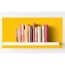 Bücherregal mit Kochbüchern vor gelber Wand