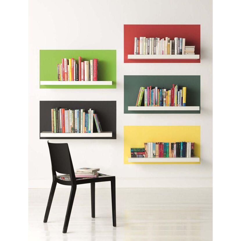 Bunte Bücherregale mit schwarzem Stuhl