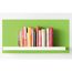 Bücherregal mit Kochbüchern vor grüner Wand