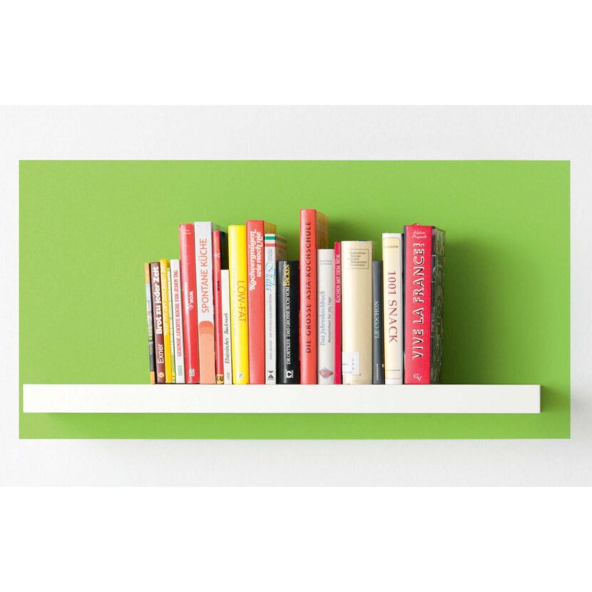 Bücherregal mit Kochbüchern vor grüner Wand