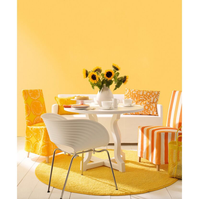 Essbereich in sonnigen Gelbtönen mit Sonnenblumen