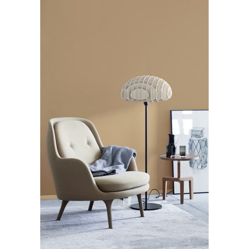 Beiges Wohnzimmer mit Sessel, Stehlampe und Beistelltisch