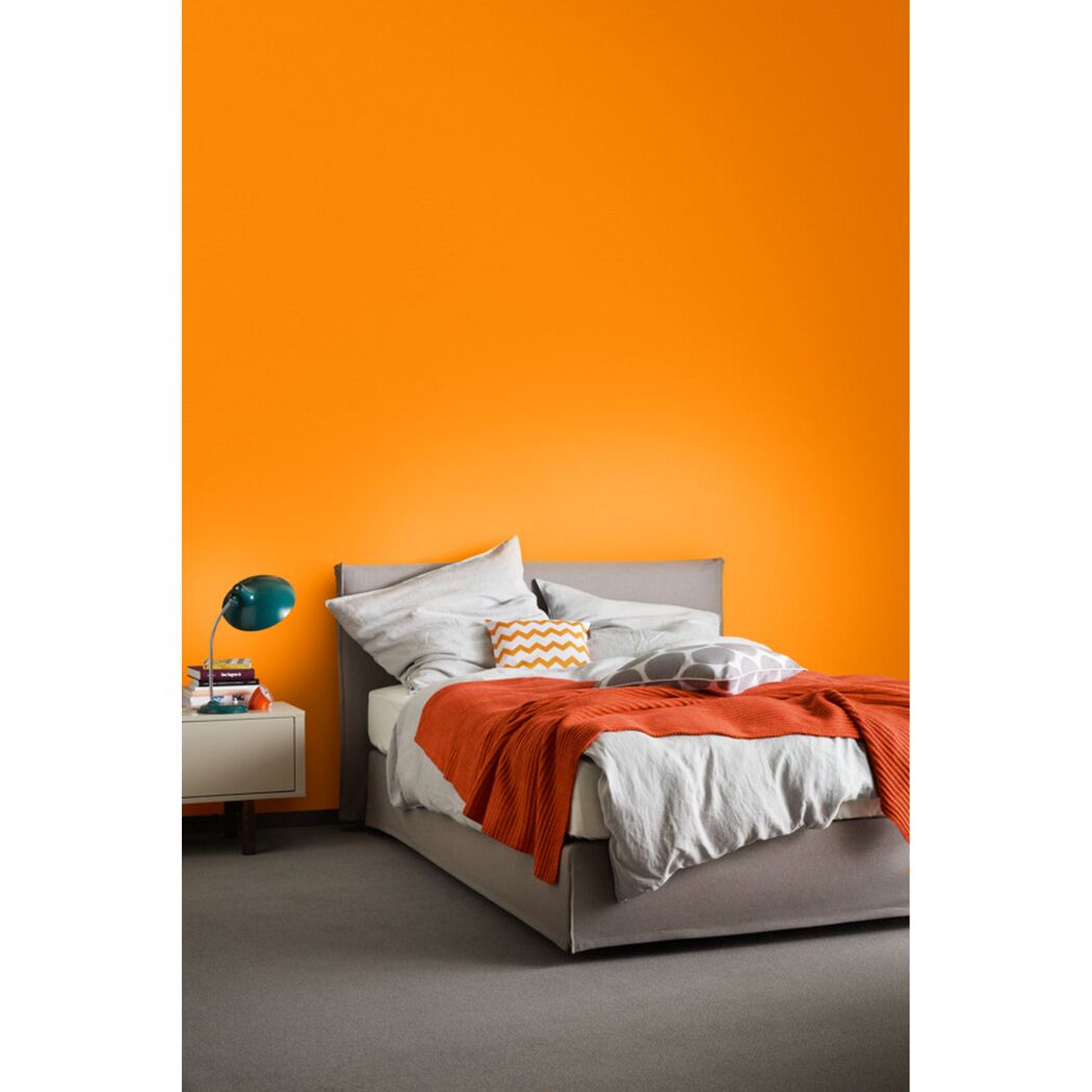 Schlafzimmer mit oranger Wand