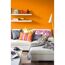 Wohnzimmer mit orangener Wand und weißer Couch