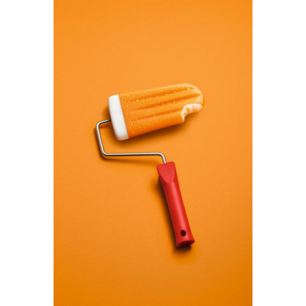 Farbrolle mit einem orangefarbenen Eis am Stiel