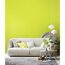 Wohnzimmer mit hellgrüner Wand und weißem Sofa