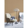 Beiges Sofa mit Stehlampe und Beistelltisch