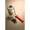 Latte Macchiato und Kaffeebohnen mit Farbrolle