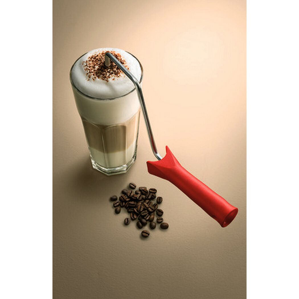 Latte Macchiato und Kaffeebohnen mit Farbrolle