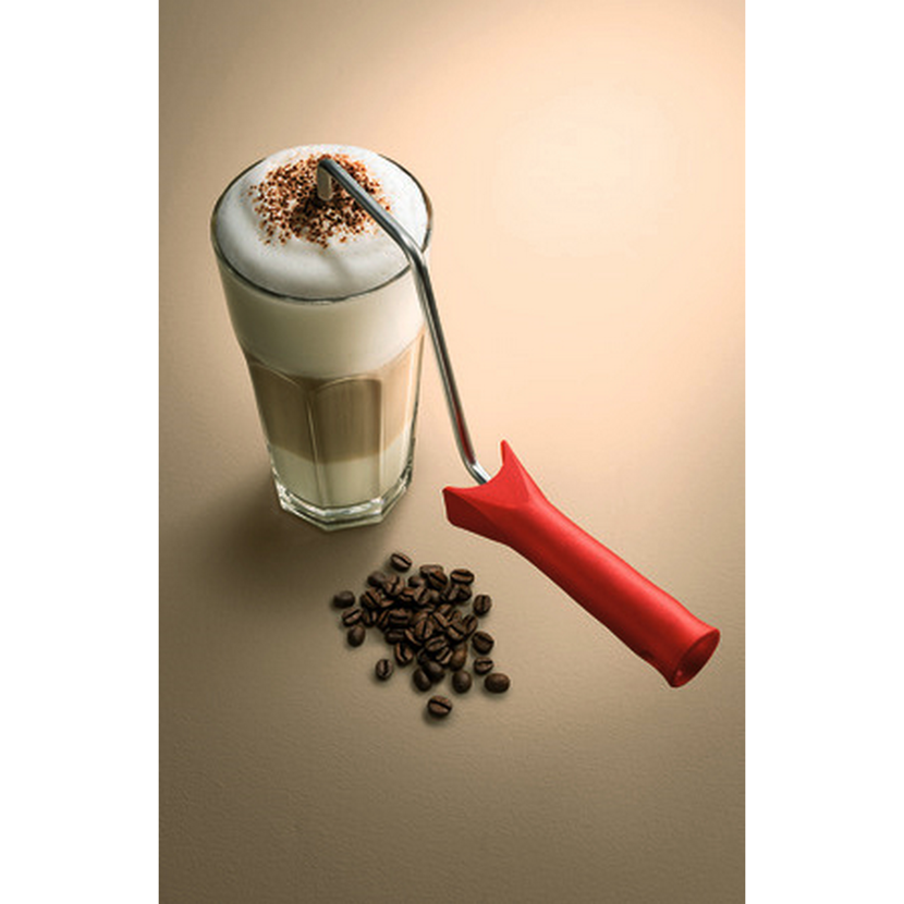 Latte Macchiato und Kaffeebohnen mit Farbrolle