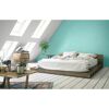 Schlafzimmer mit mintgrüner Wand und Bett