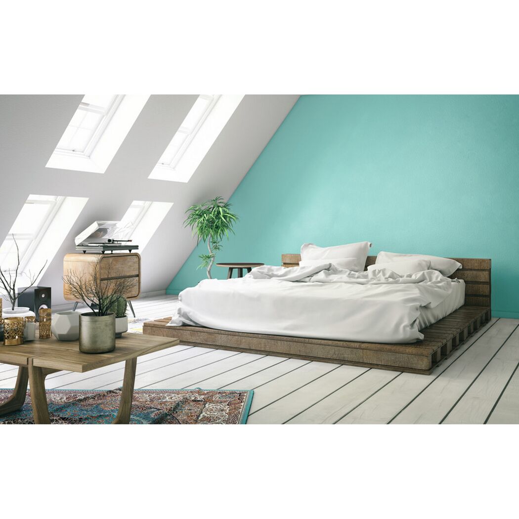 Schlafzimmer mit mintgrüner Wand und Bett