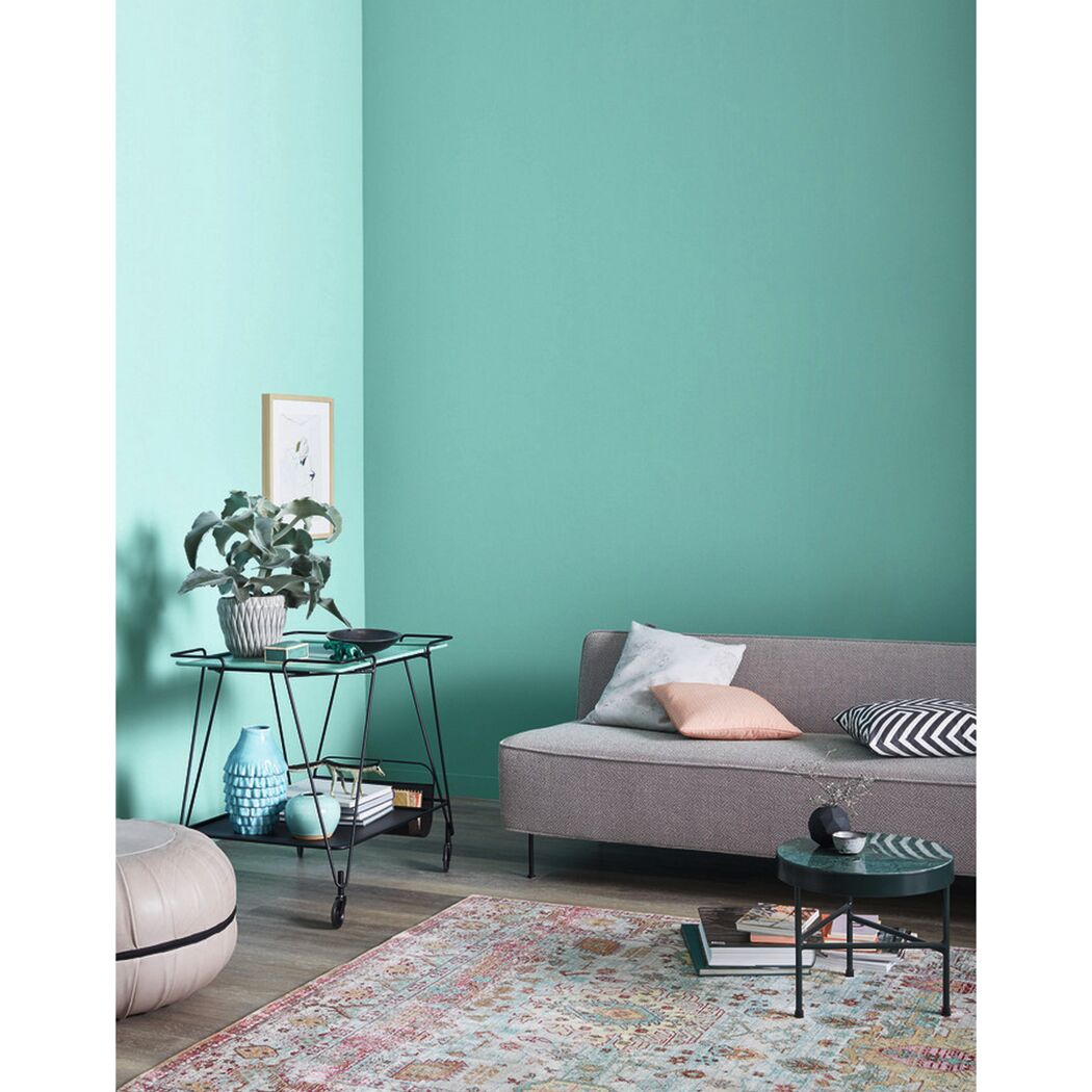 Wohnzimmer mit türkisfarbener Wand