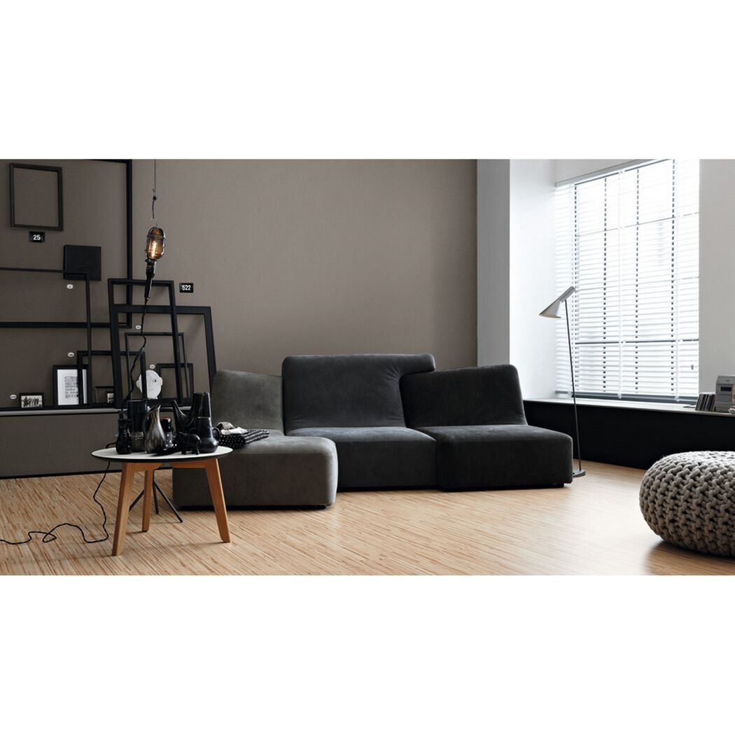 Wohnzimmer mit grauer Wand in Manhattan