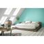 Schlafzimmer mit mintgrüner Wand und Bett