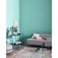 Wohnzimmer mit mintgrüner Wand und grauer Couch