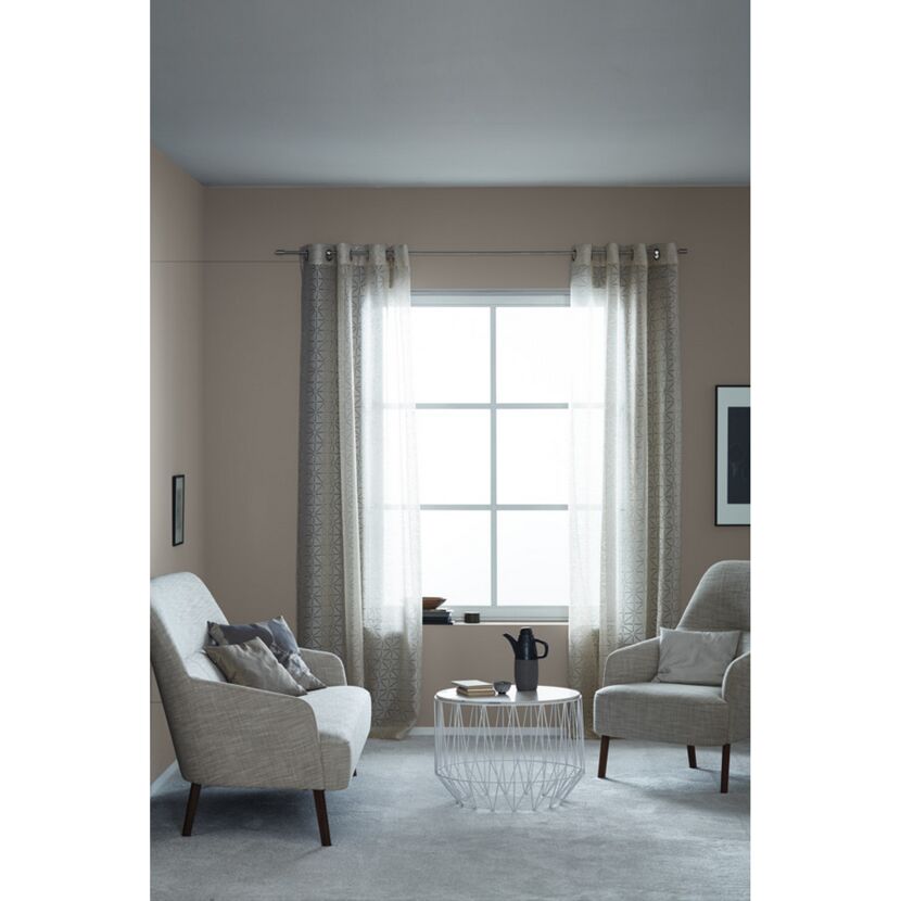 Wohnzimmer mit Sofa, Sessel und Fenster in der Farbe Manhattan