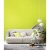 Wohnzimmer mit hellgrüner Wand und weißem Sofa