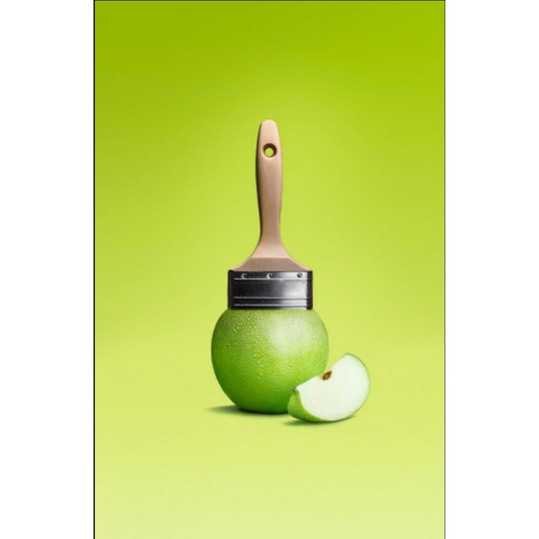Apfel mit Pinsel und Apfelstück