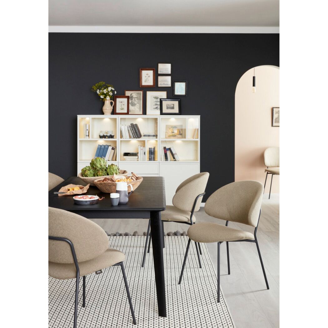Esszimmer mit schwarzer Wand und weißem Regal