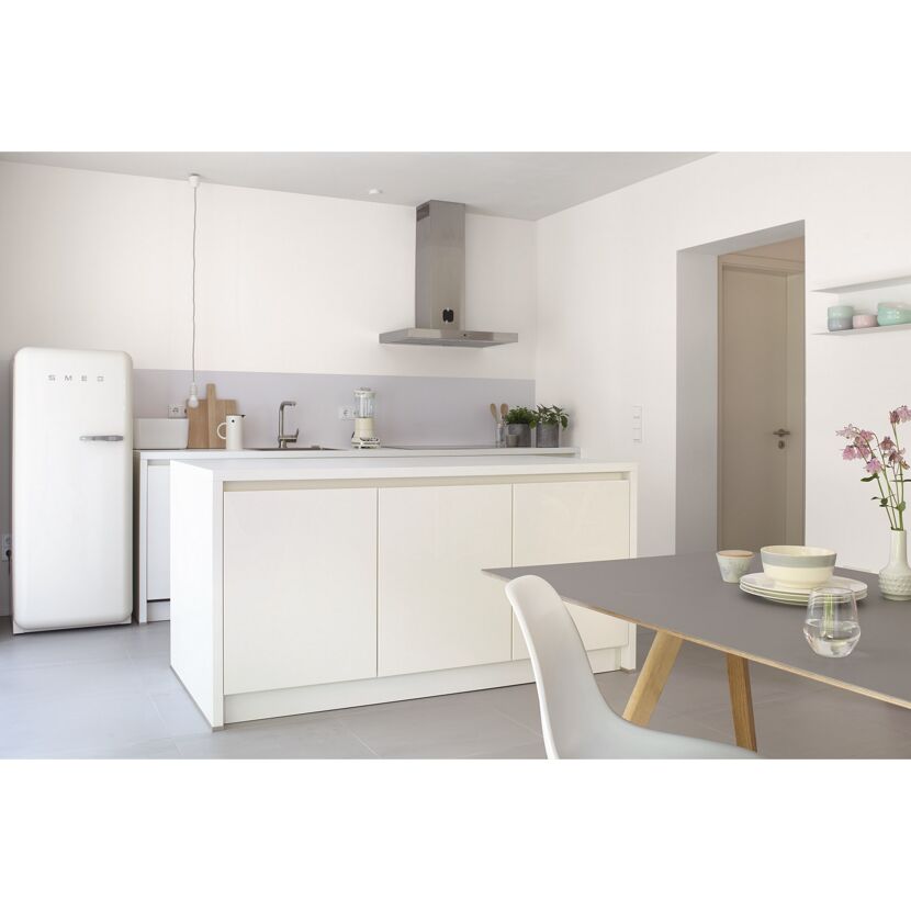 Weiße Küche mit Esstisch und SMEG Kühlschrank