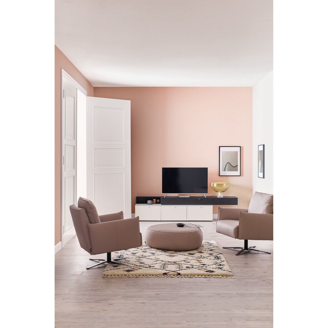 Wohnzimmer mit roséfarbener Wand