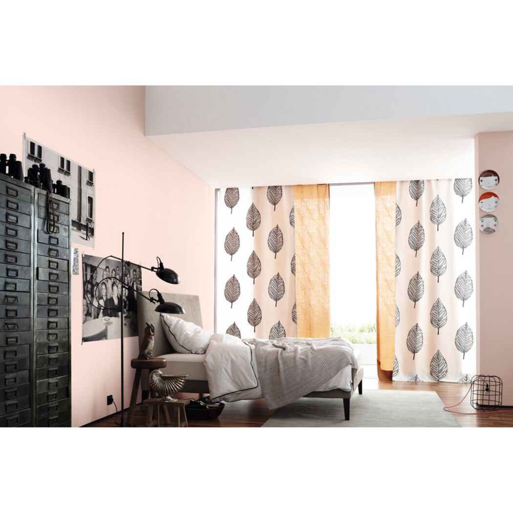 Schlafzimmer mit roséfarbener Wand