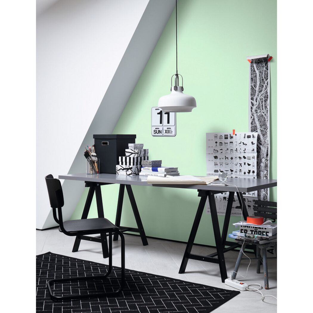 Modern eingerichtetes Arbeitszimmer in hellgrün