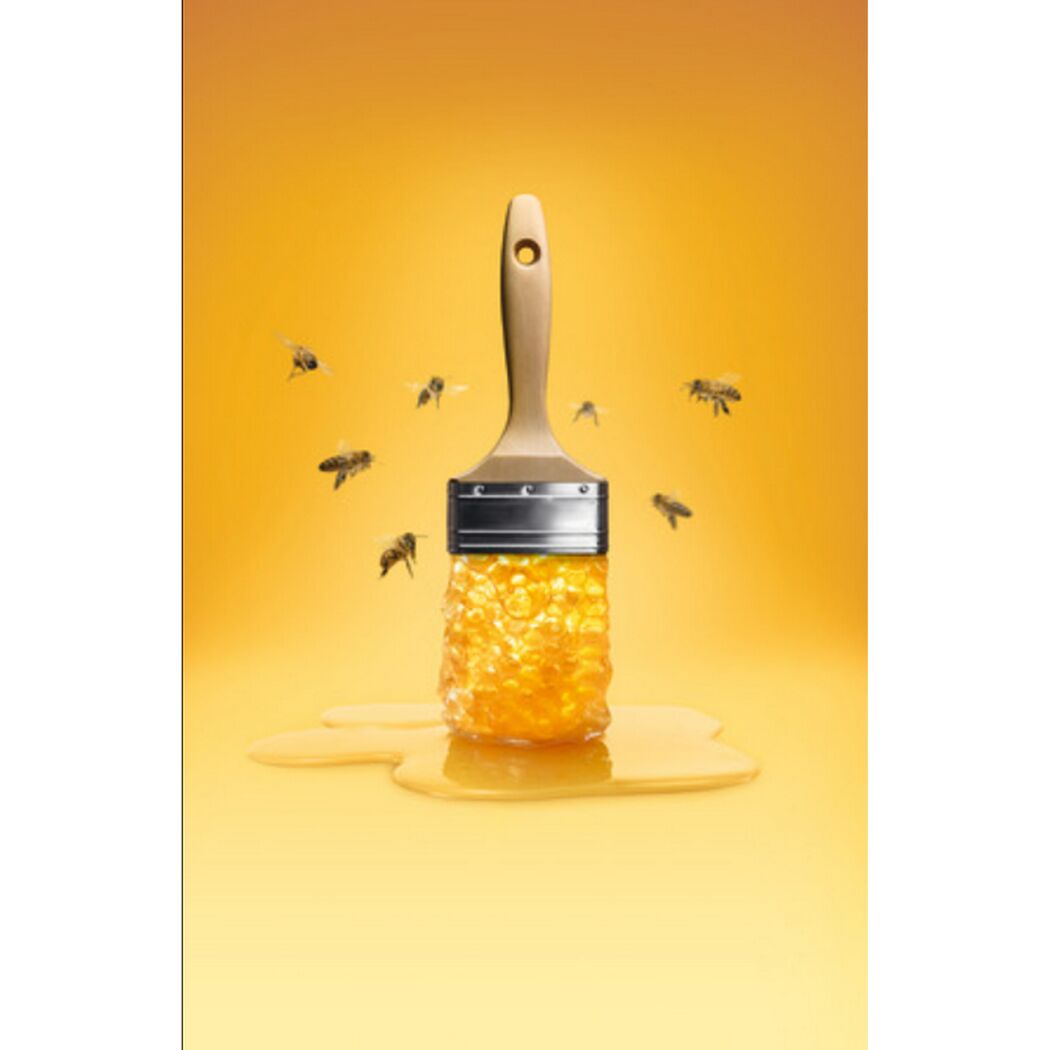 Pinsel mit Honigwaben und Bienen