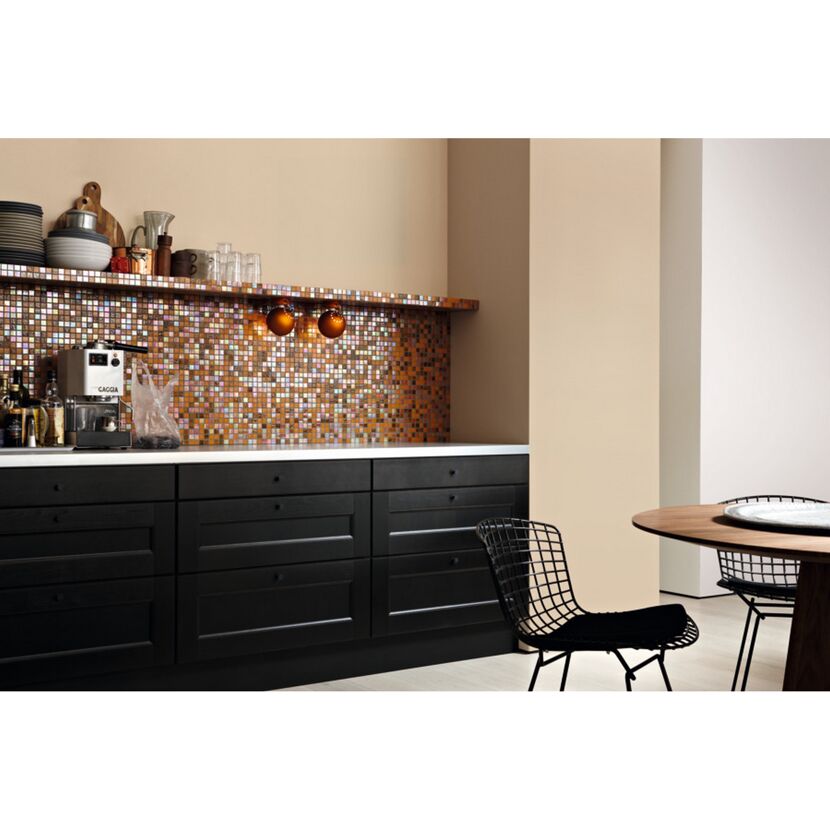Schwarze Küche mit sandfarbener Wand und Mosaikfliesen