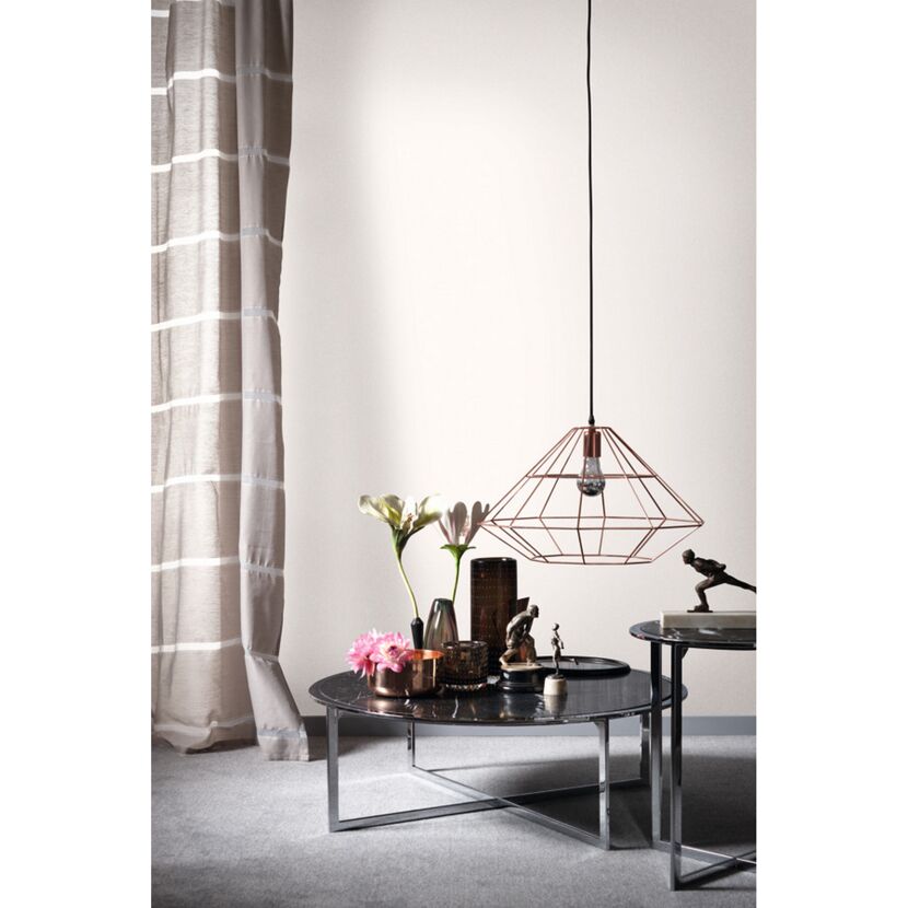Wohnzimmer mit Kupferlampe und gestreiften Vorhängen