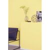 Gelbe Wand mit Dekoration und Stuhl