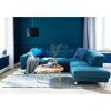 Blaues Sofa mit Holztisch und Teppich in blauem Wohnzimmer