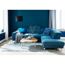Blaues Sofa mit Holztisch und Teppich in blauem Wohnzimmer