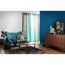 Wohnzimmer mit türkisfarbenem Sofa und blauer Wand