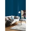 Wohnzimmer mit blauer Wand in der Farbe Riviera