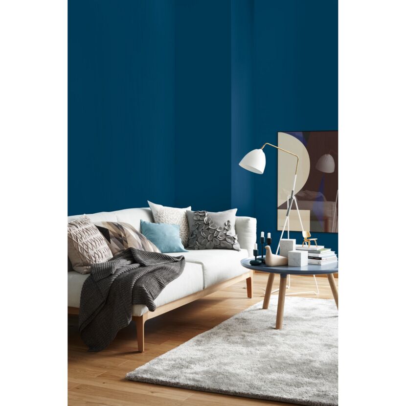 Wohnzimmer mit blauer Wand in der Farbe Riviera