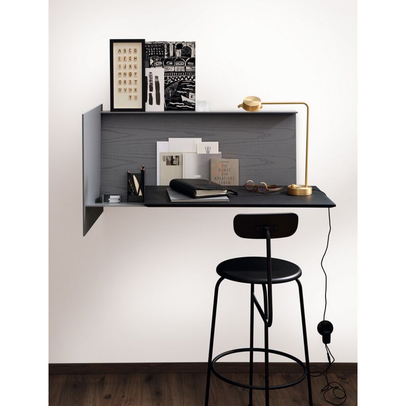 Hängeschreibtisch mit Barhocker und goldener Lampe