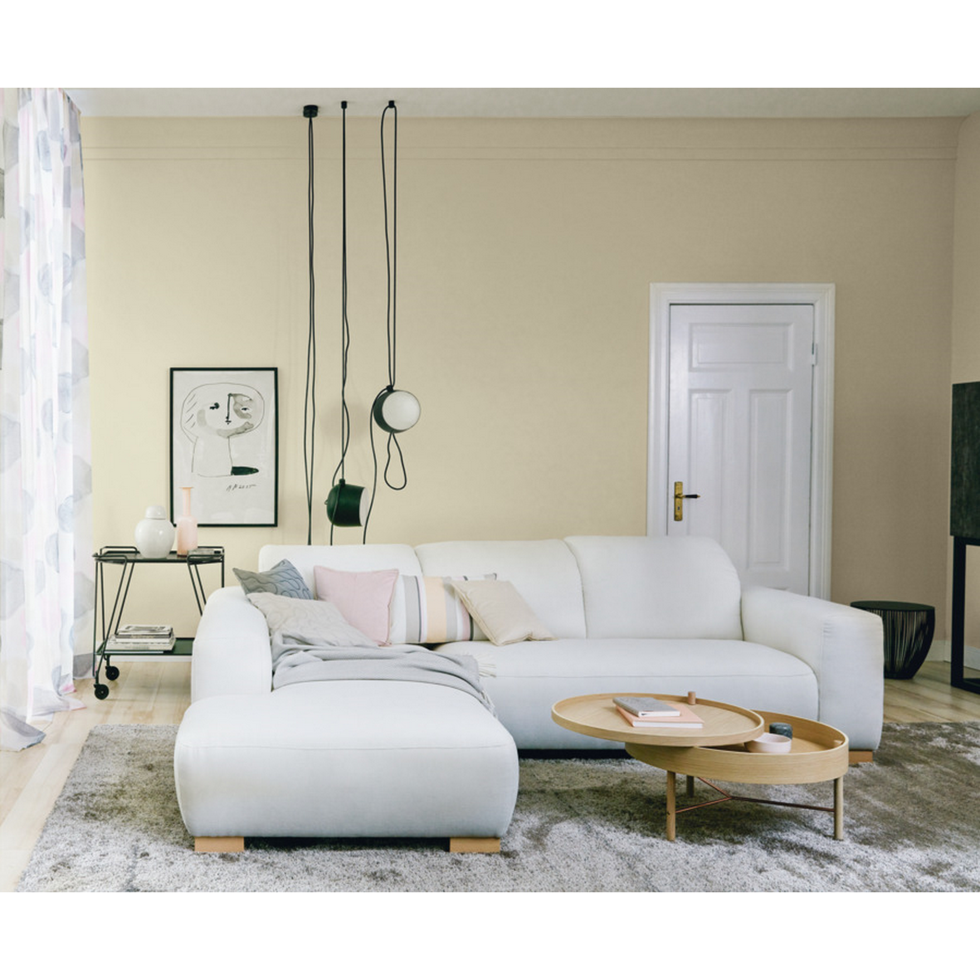Wohnzimmer mit weißer Couch und beigen Wänden
