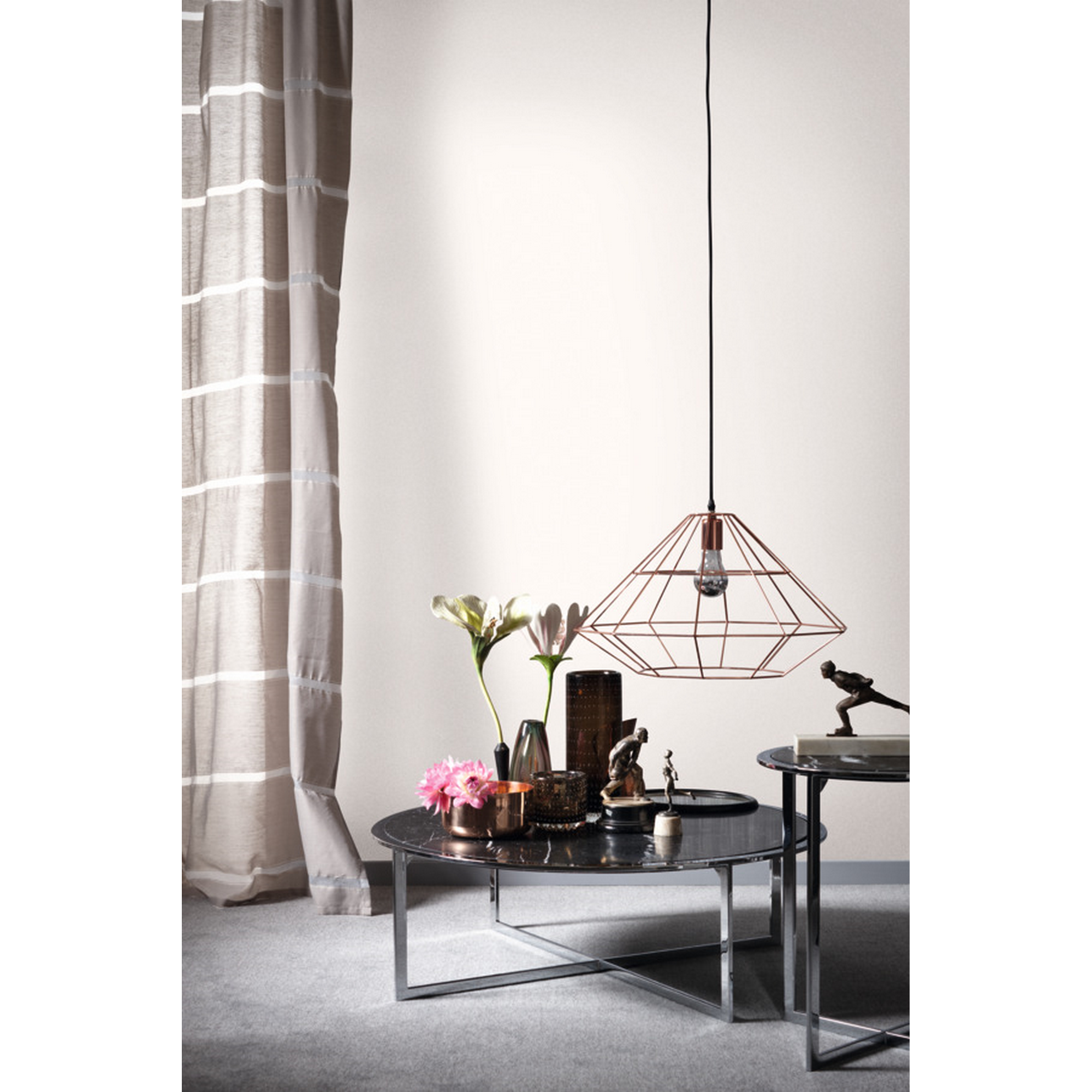 Wohnzimmer mit kupferfarbener Hängelampe und Marmortisch